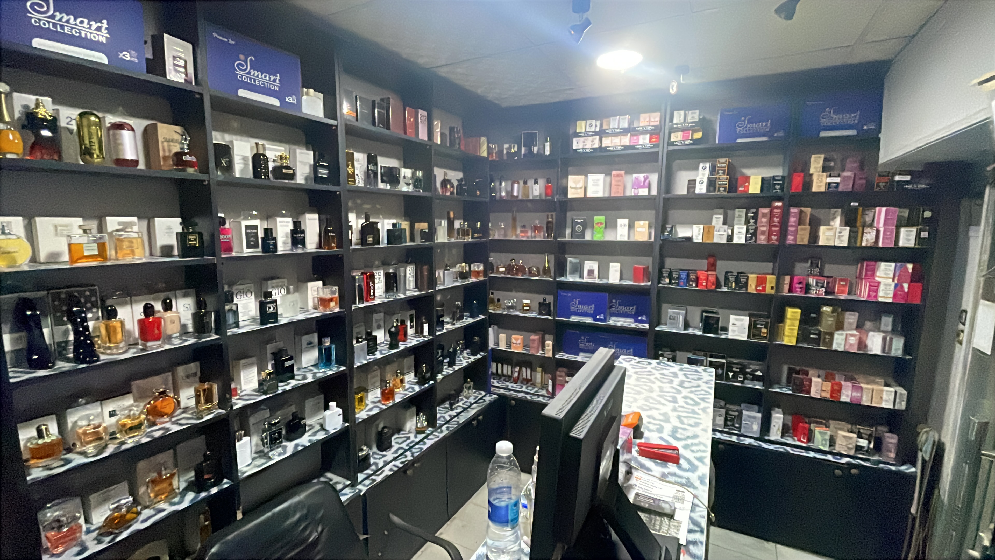 جميع انواع العطور في مكان واحد بين اديك